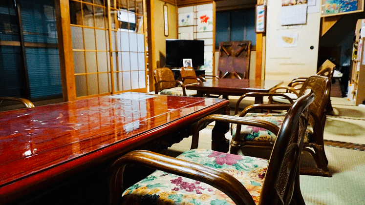 座卓と椅子が並ぶ和室の教室