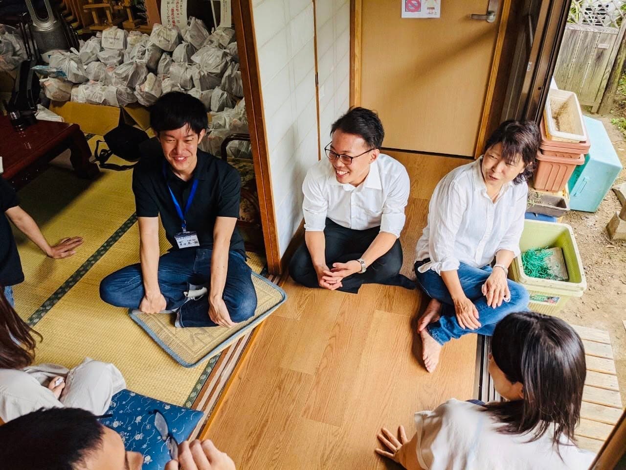 和室で車座になって話す寺子屋みなてらすのメンバー